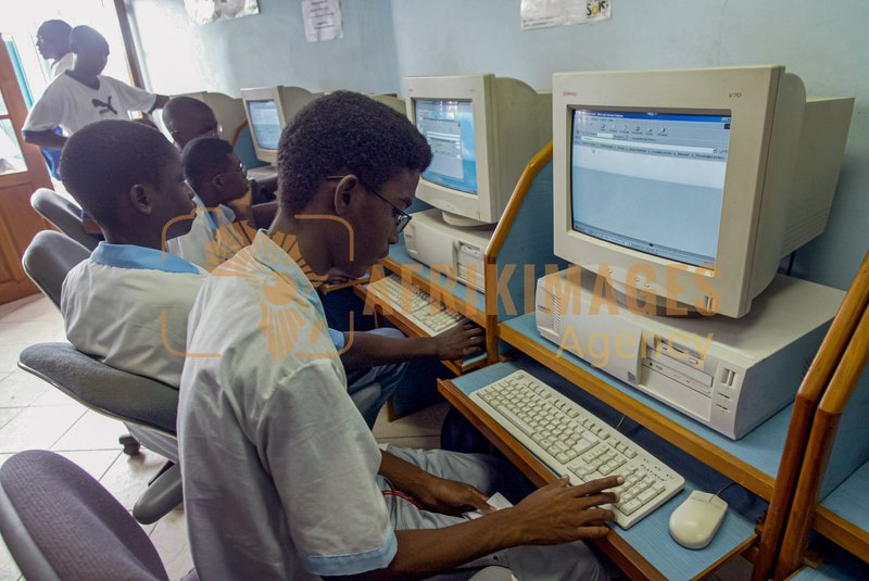 Afrikimages élèves du lycée nelson mandela au cybercafé
