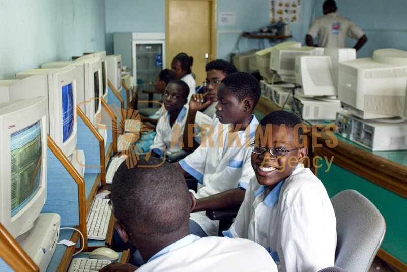 Afrikimages élèves du lycée nelson mandela au cybercafé