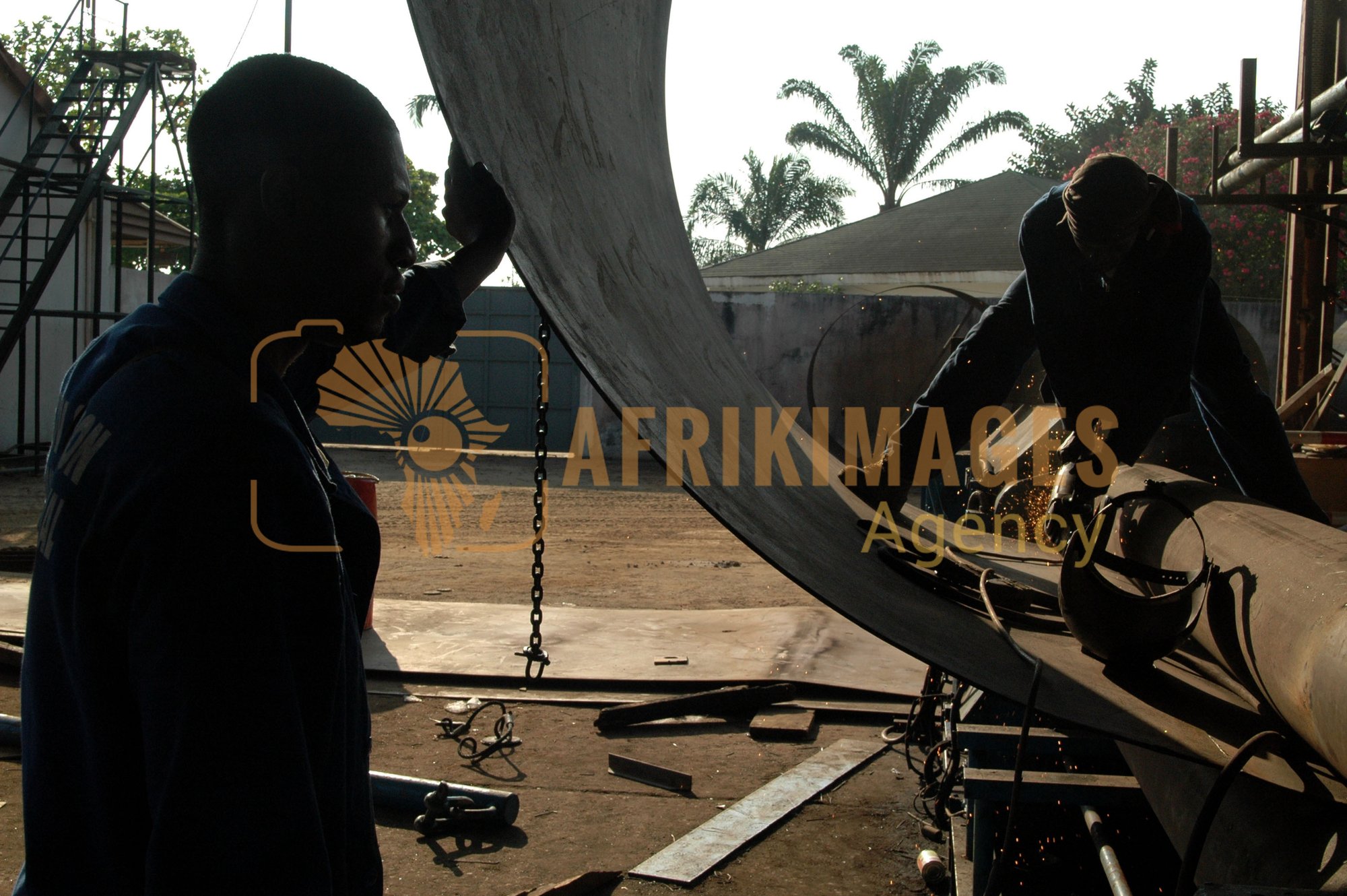 Afrikimages gabon / industries métallurgiques et mécaniques