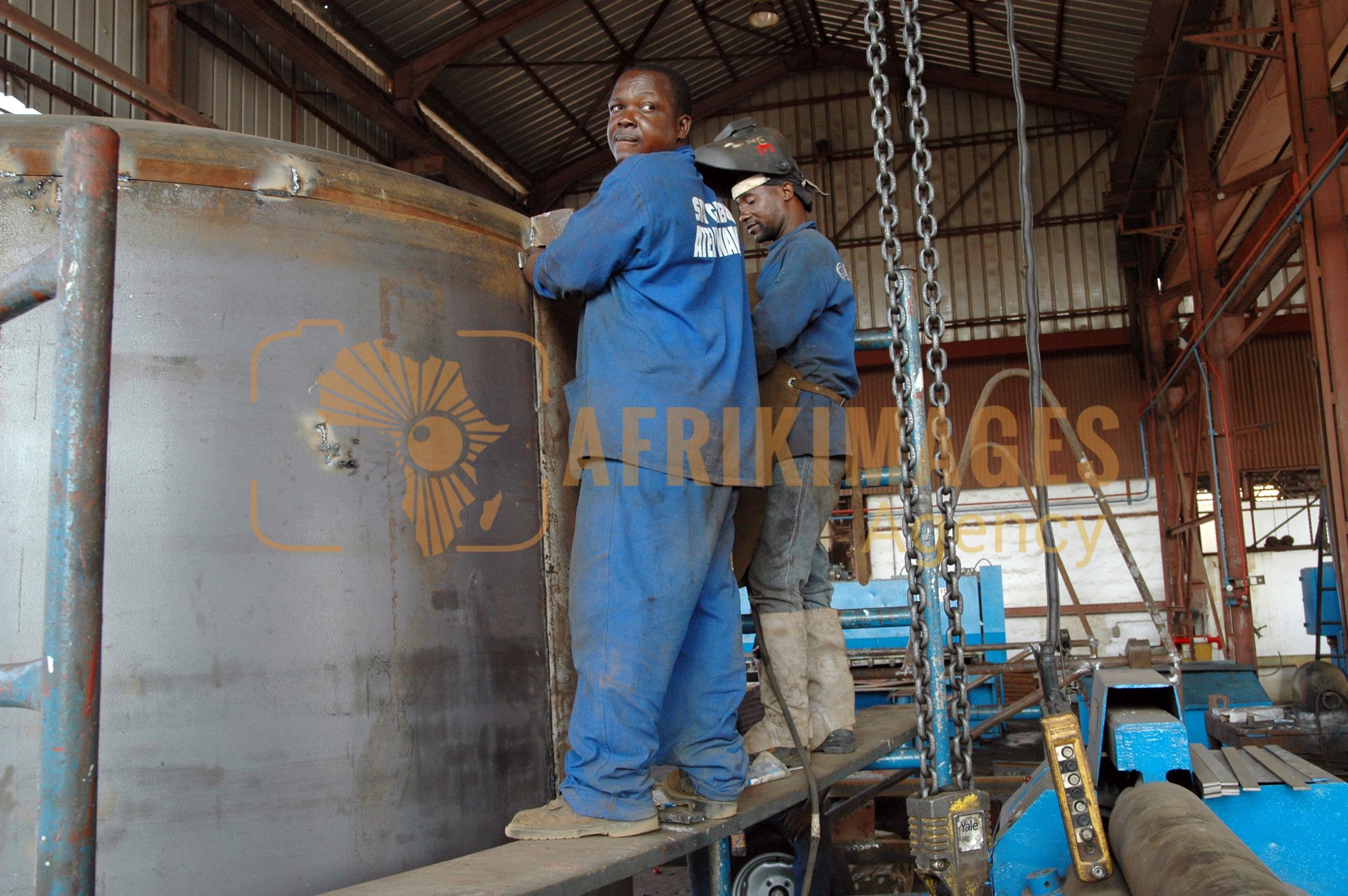 Afrikimages gabon / industries métallurgiques et mécaniques