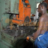 Afrikimages gabon / industries métallurgiques et mécaniques