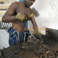 Afrikimages gabon / industries métallurgiques et mécaniques