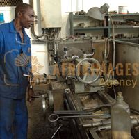 Afrikimages gabon / industries métallurgiques et mécaniques