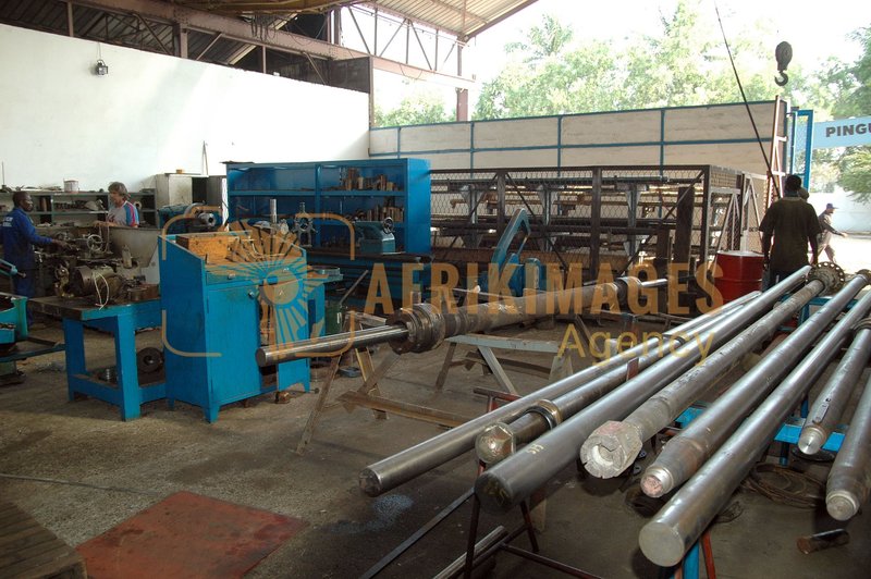 Afrikimages gabon / industries métallurgiques et mécaniques