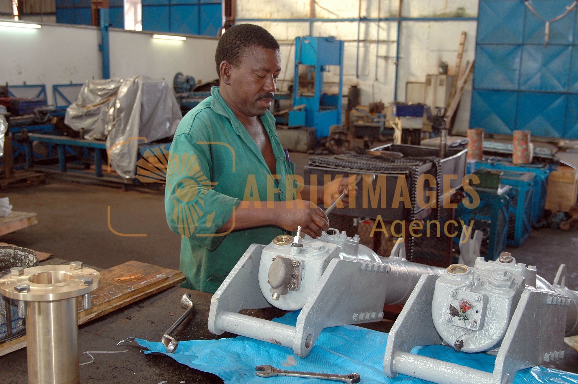Afrikimages gabon / industries métallurgiques et mécaniques
