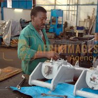Afrikimages gabon / industries métallurgiques et mécaniques